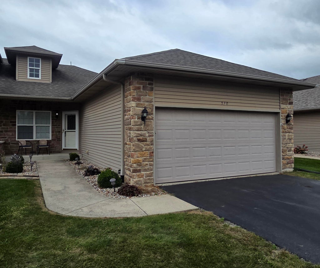 Photo of 530 Cochran Drive, Crown Point, IN 46307 (MLS # 845810)