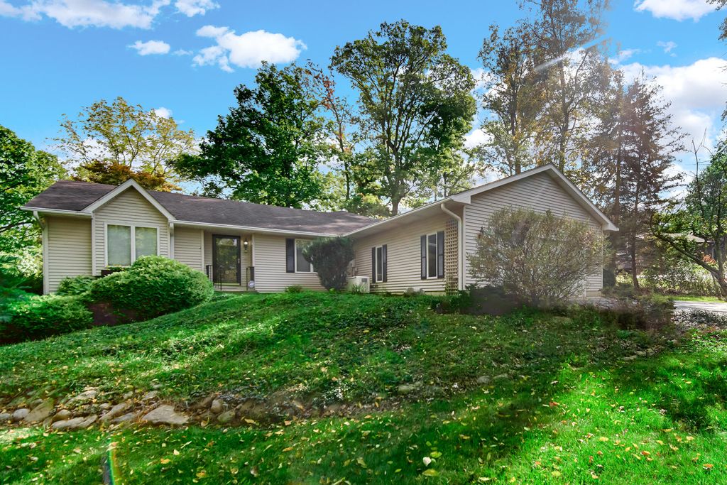 Photo of 394 W Brookwood Court, Valparaiso, IN 46385 (MLS # 829365)