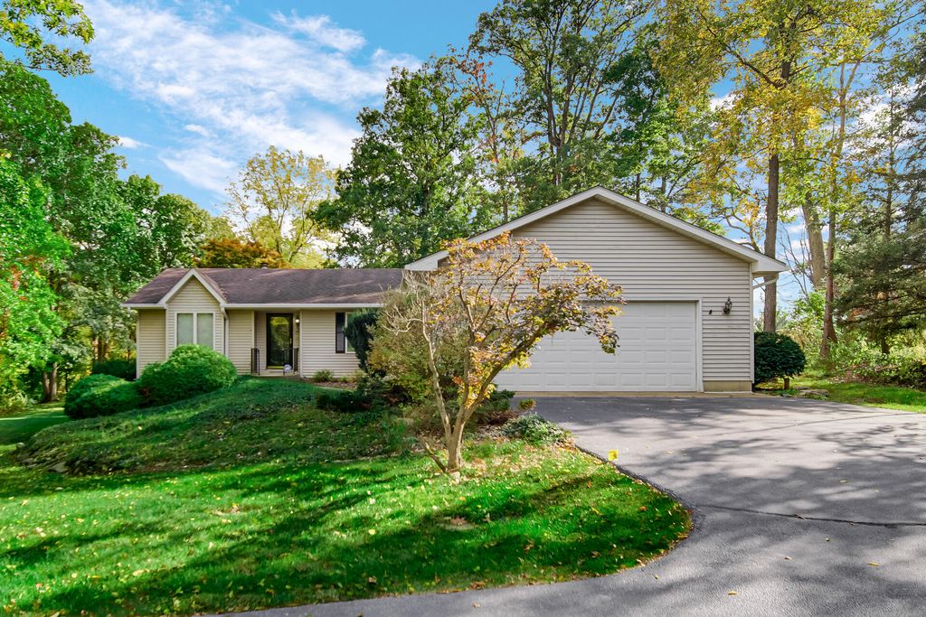 Photo of 394 W Brookwood Court, Valparaiso, IN 46385 (MLS # 829365)
