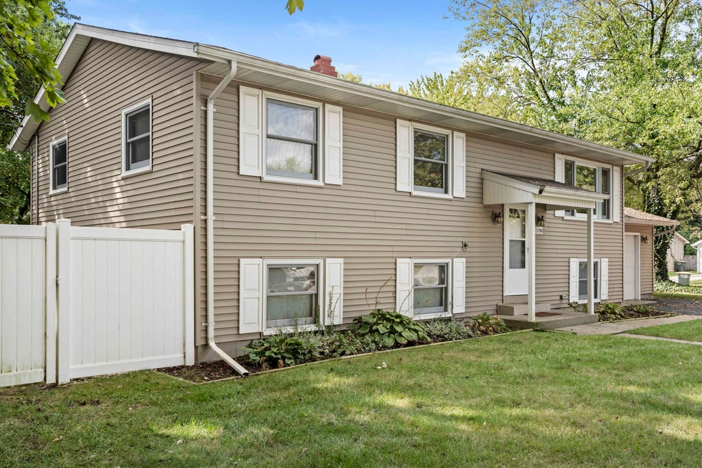 Photo of 1706 Mccord Road, Valparaiso, IN 46383 (MLS # 842263)