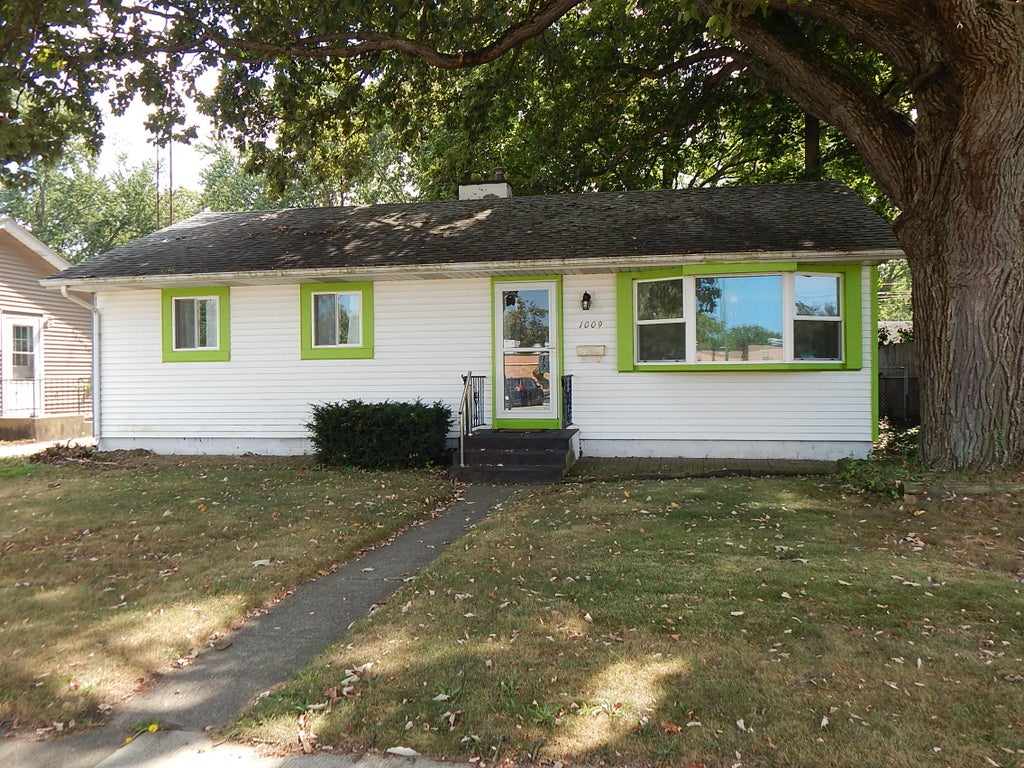 Photo of 1009 W Coolspring Avenue, Michigan City, IN 46360 (MLS # 845270)