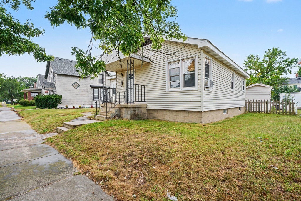 Photo of 305 Dupage Street, Michigan City, IN 46360 (MLS # 845782)