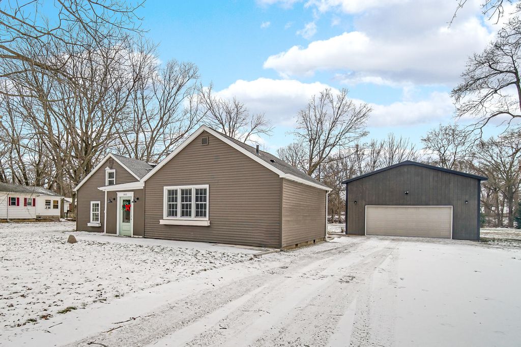Photo of 1411 W Beam Street, Chesterton, IN 46304 (MLS # 832379)