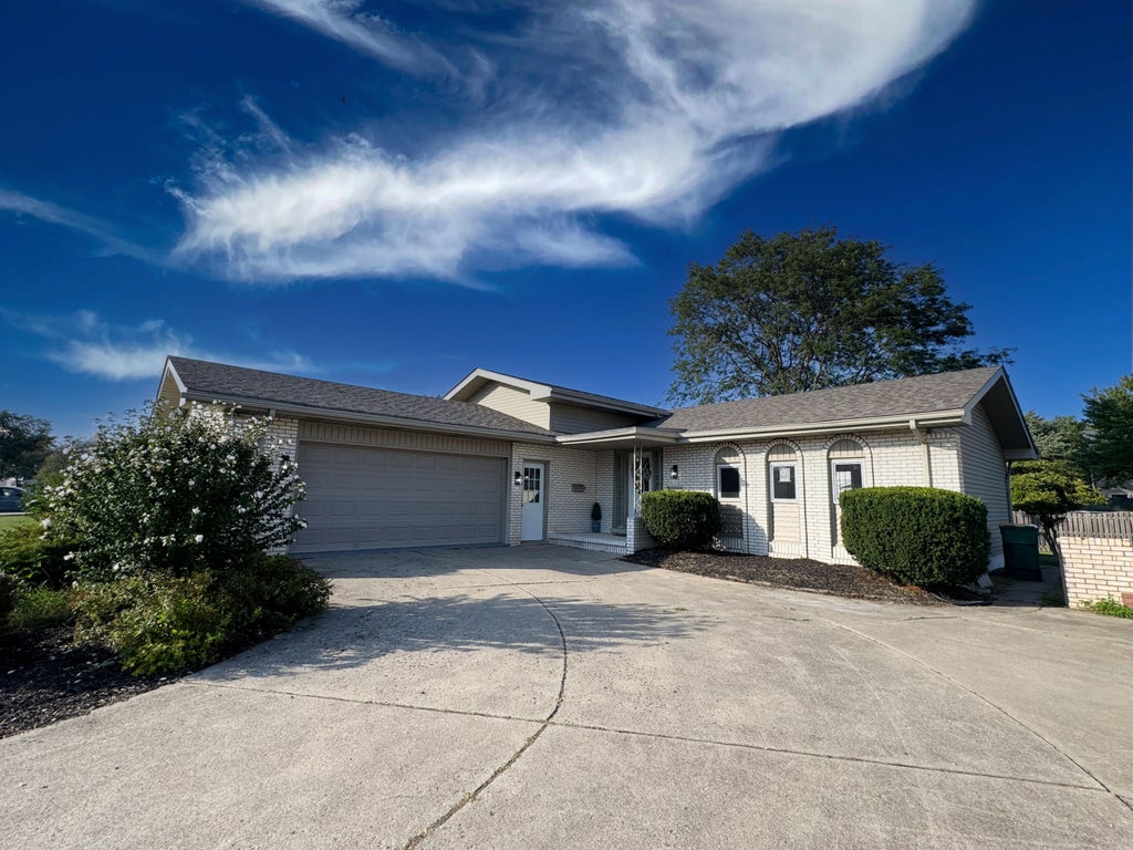 Photo of 1049 Heather Lane, Munster, IN 46321 (MLS # 844869)