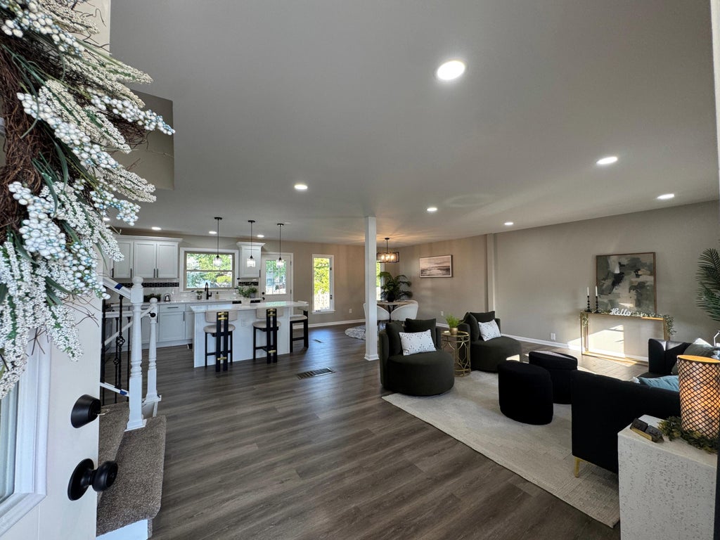 Photo of 1049 Heather Lane, Munster, IN 46321 (MLS # 844869)
