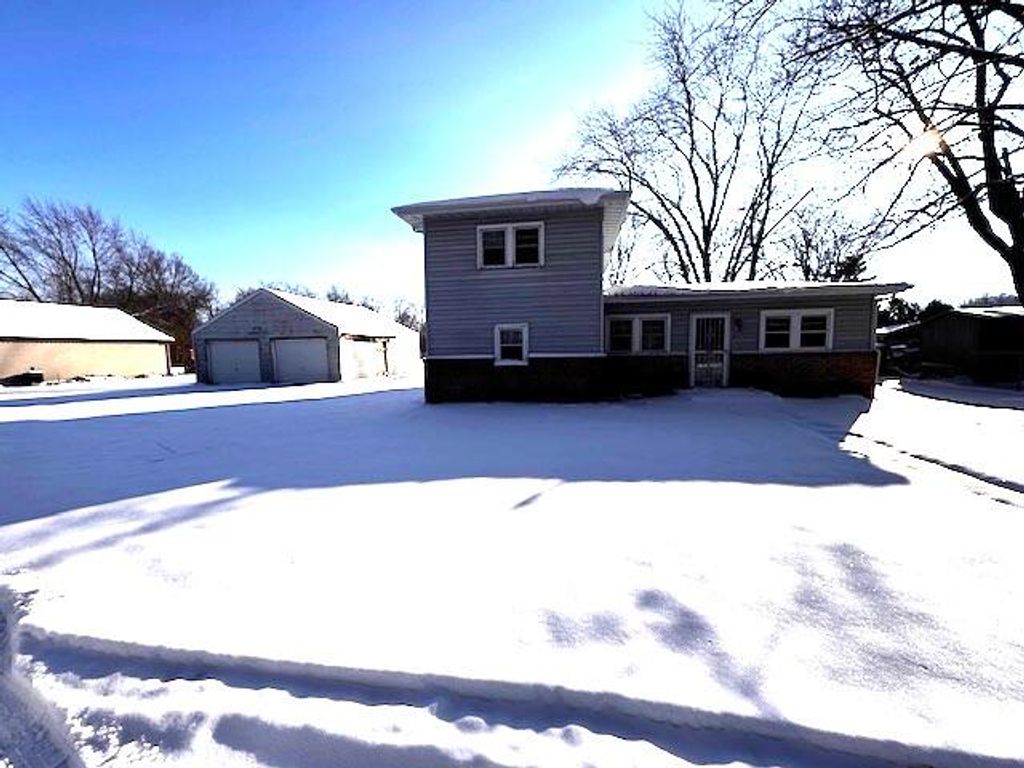Photo of 304 E Jackson Road, Chesterton, IN 46304 (MLS # 831957)