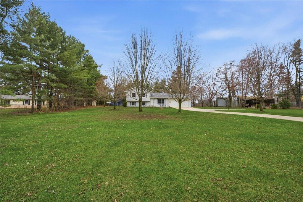 Photo of 84 S 275 W, Valparaiso, IN 46385 (MLS # 838608)