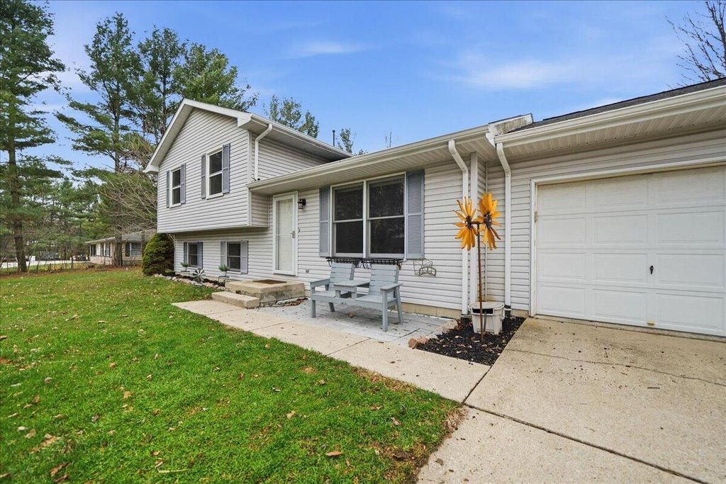 Photo of 84 S 275 W, Valparaiso, IN 46385 (MLS # 838608)