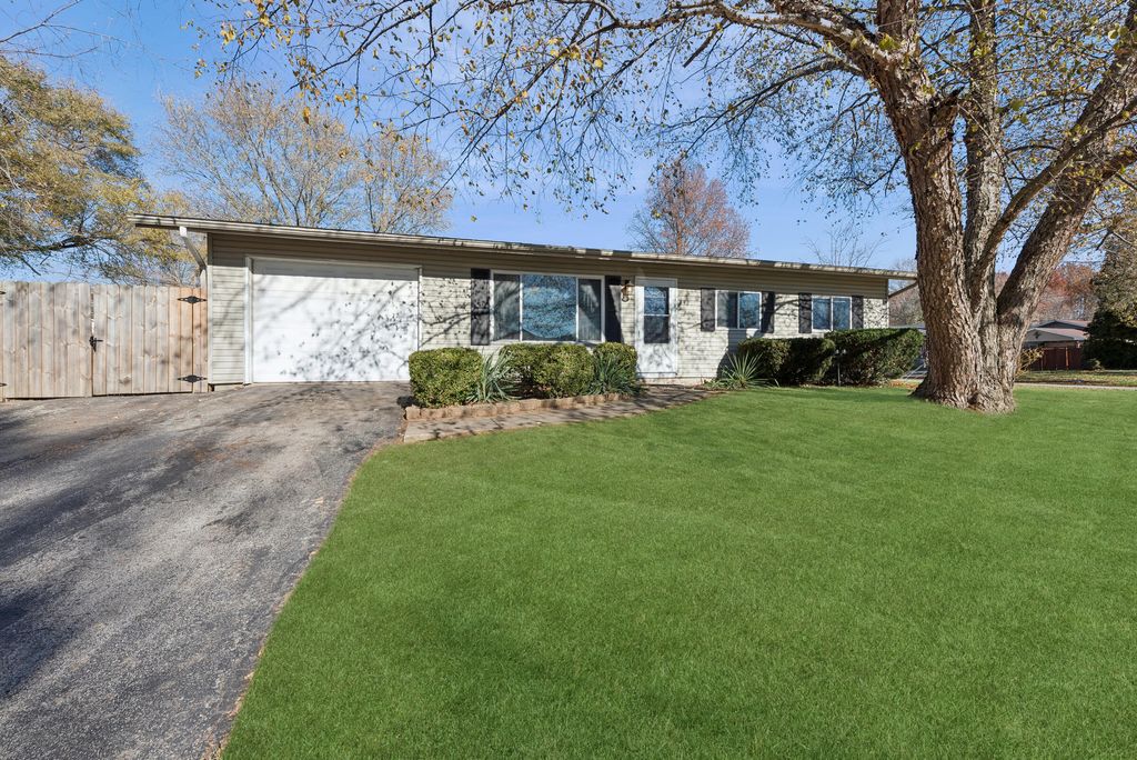 Photo of 317 Midway Drive, Valparaiso, IN 46385 (MLS # 831035)