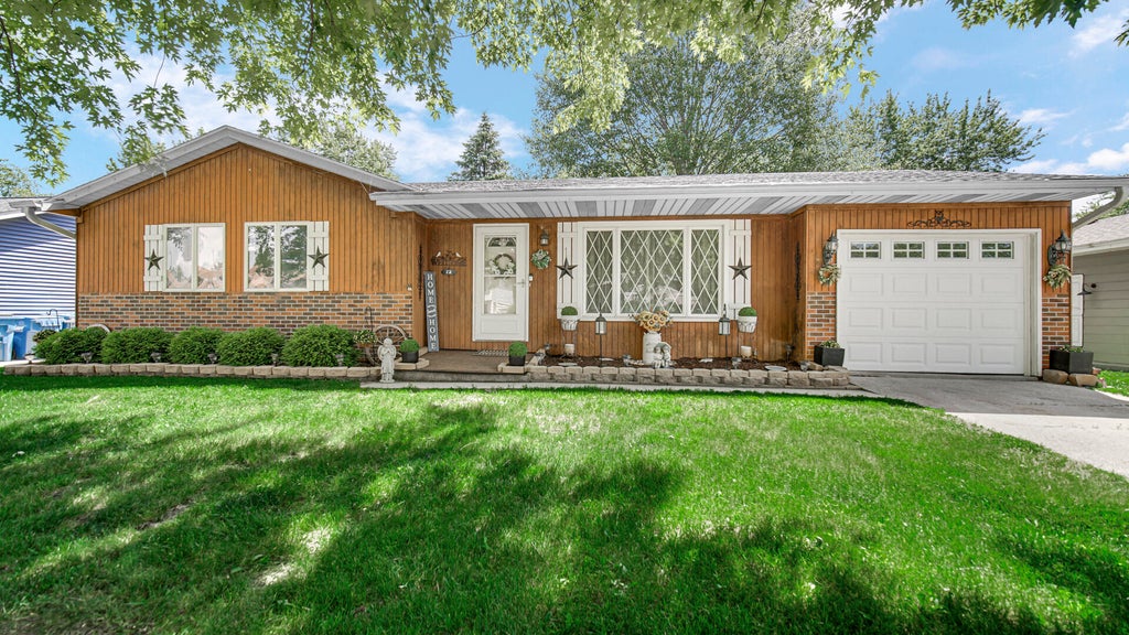 Photo of 72 Maple Court, Hebron, IN 46341 (MLS # 840155)