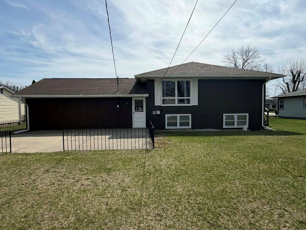 Photo of 716 E Stewart Drive, Rensselaer, IN 47978 (MLS # 835794)