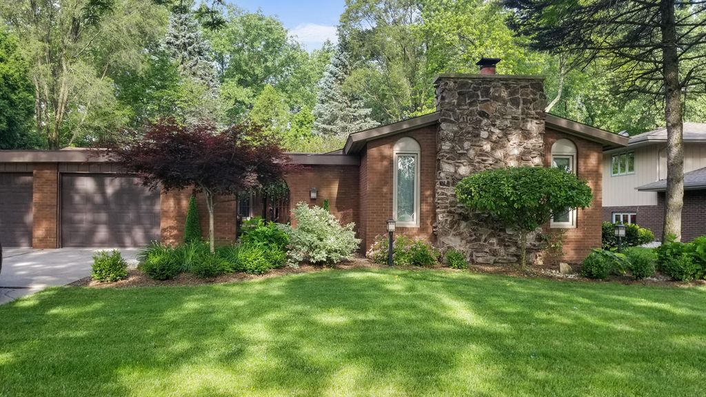 Photo of 8134 Oakwood Avenue, Munster, IN 46321 (MLS # 833180)