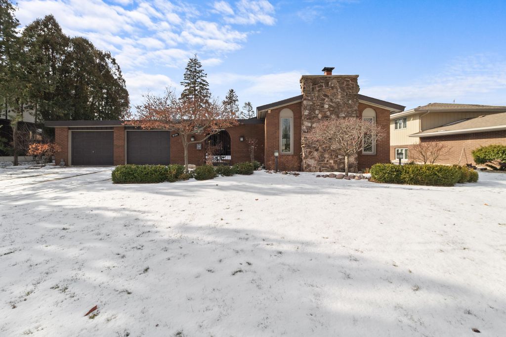 Photo of 8134 Oakwood Avenue, Munster, IN 46321 (MLS # 833180)