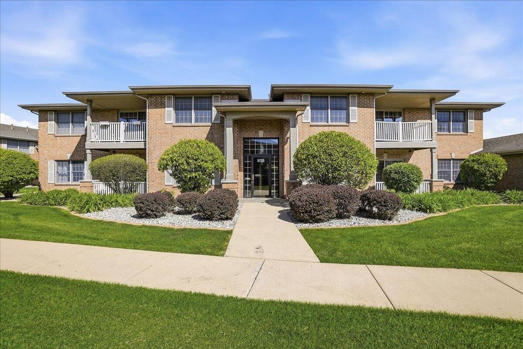 Photo of 9735 Wildwood Court #2b, Highland, IN 46322 (MLS # 837474)