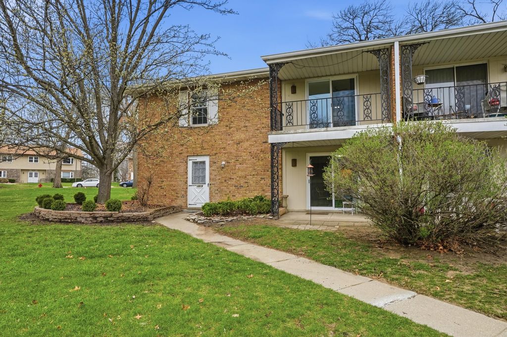 Photo of 1819 Burgundy Street, Schererville, IN 46375 (MLS # 836468)