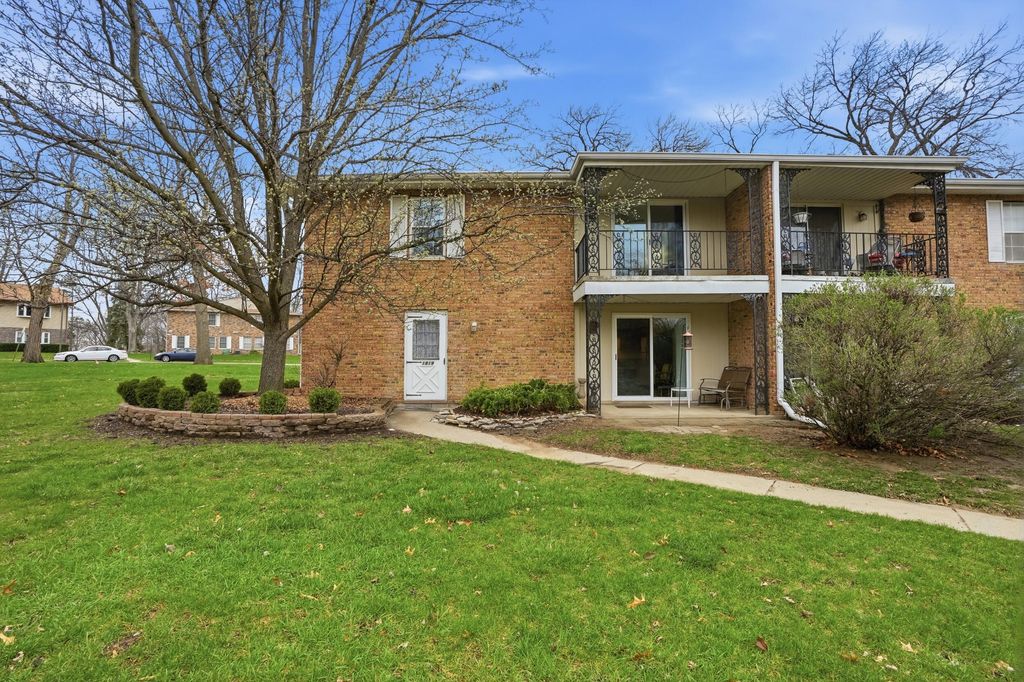 Photo of 1819 Burgundy Street, Schererville, IN 46375 (MLS # 836468)