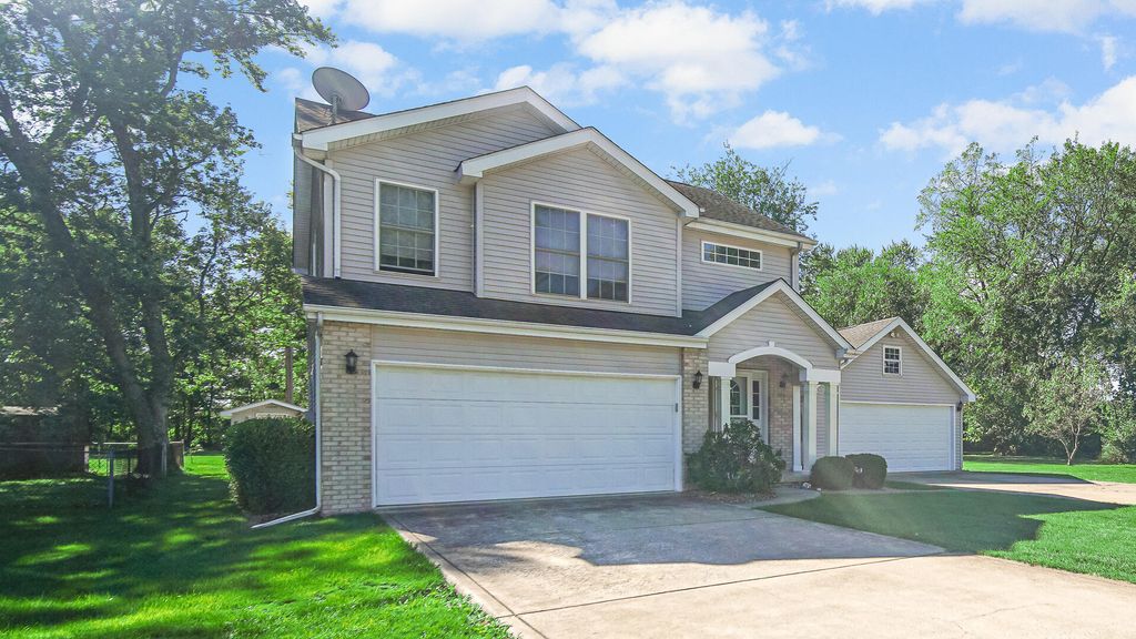 Photo of 101 E 13th Place, Hobart, IN 46342 (MLS # 829322)