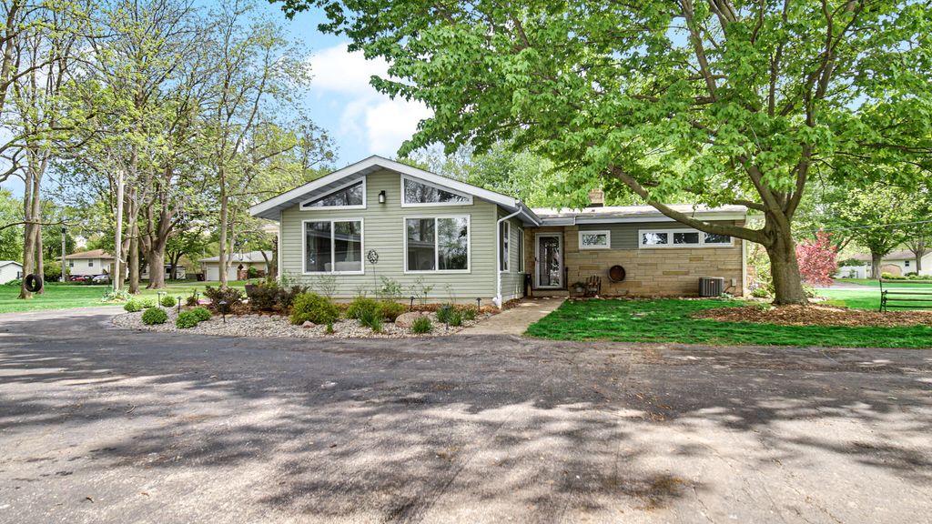 Photo of 1252 Rigg Road, Valparaiso, IN 46383 (MLS # 838267)