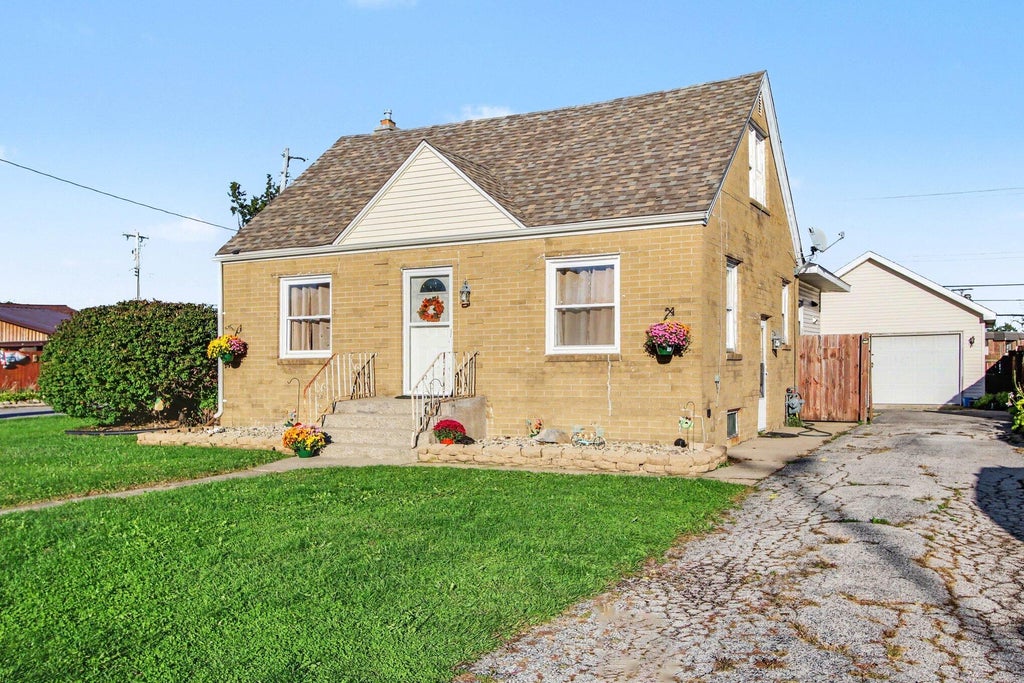 Photo of 419 N Wisconsin Street, Hobart, IN 46342 (MLS # 846404)
