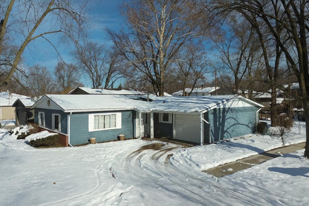 Photo of 703 N Glenwood Avenue, Griffith, IN 46319 (MLS # 831896)