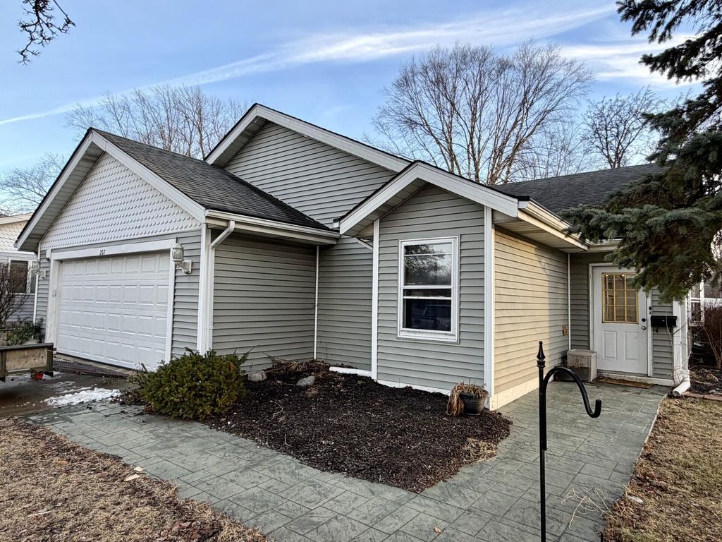 Photo of 207 E Joliet Street, Schererville, IN 46375 (MLS # 832453)