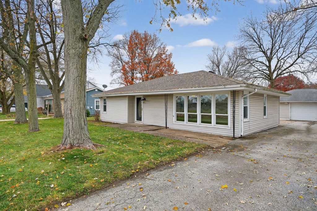 Photo of 1311 Roosevelt Road, Valparaiso, IN 46383 (MLS # 831162)