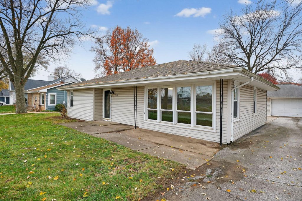 Photo of 1311 Roosevelt Road, Valparaiso, IN 46383 (MLS # 831162)