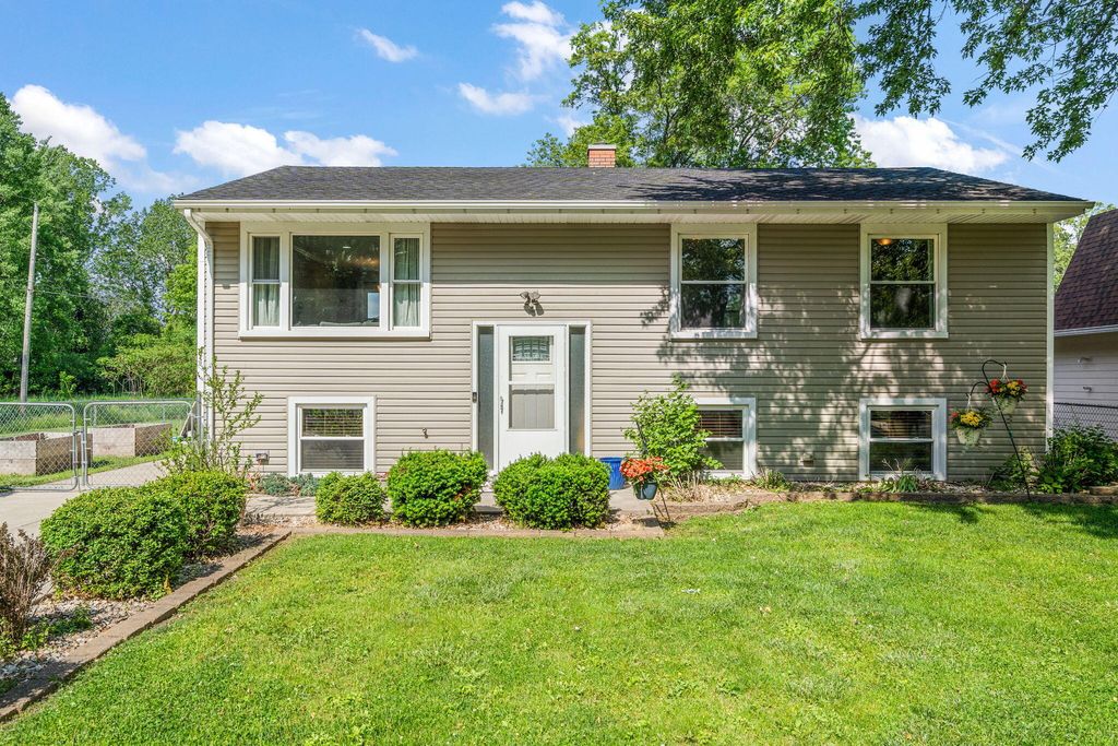 Photo of 1022 S 18th Street, Chesterton, IN 46304 (MLS # 839882)
