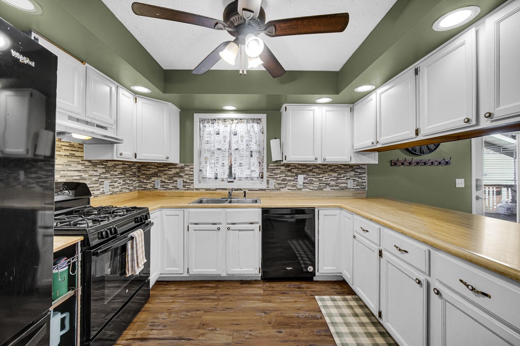 Photo of 902 S Lake Park Avenue, Hobart, IN 46342 (MLS # 847403)