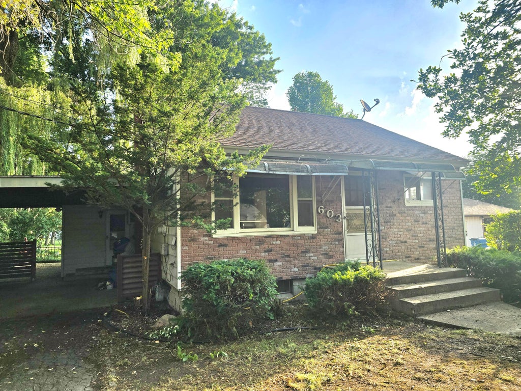 Photo of 603 E Sigler Street, Hebron, IN 46341 (MLS # 840470)