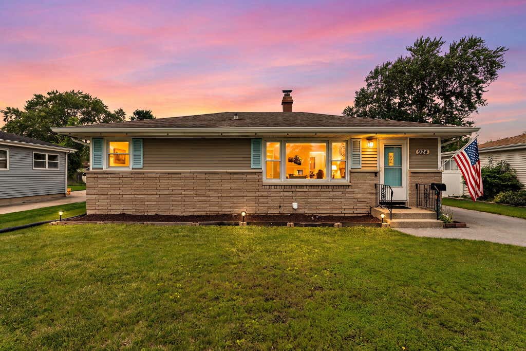Photo of 924 N Elmer Street, Griffith, IN 46319 (MLS # 841324)