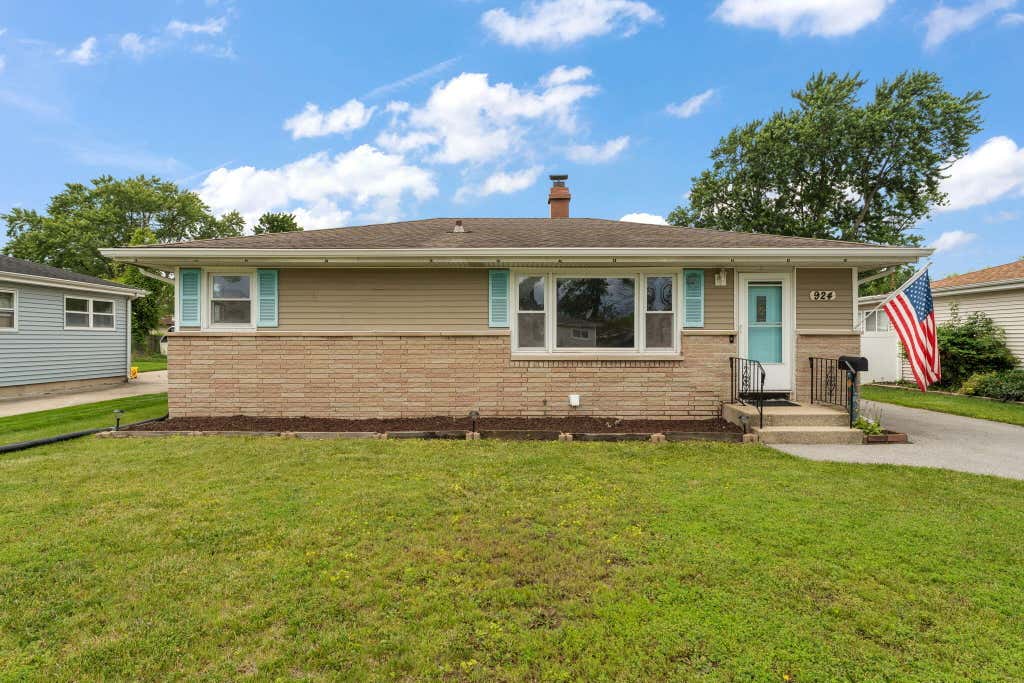 Photo of 924 N Elmer Street, Griffith, IN 46319 (MLS # 841324)
