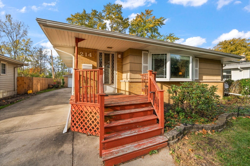 Photo of 214 Timrick Drive, Munster, IN 46321 (MLS # 847617)