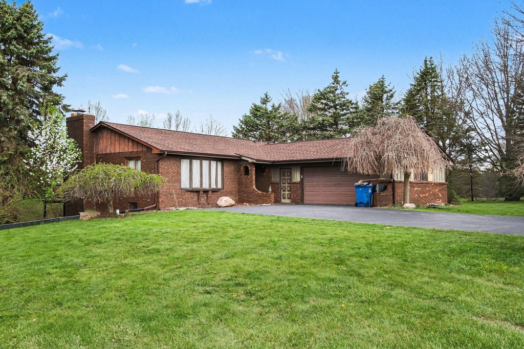 Photo of 130 S 725 W, Crown Point, IN 46307 (MLS # 837041)