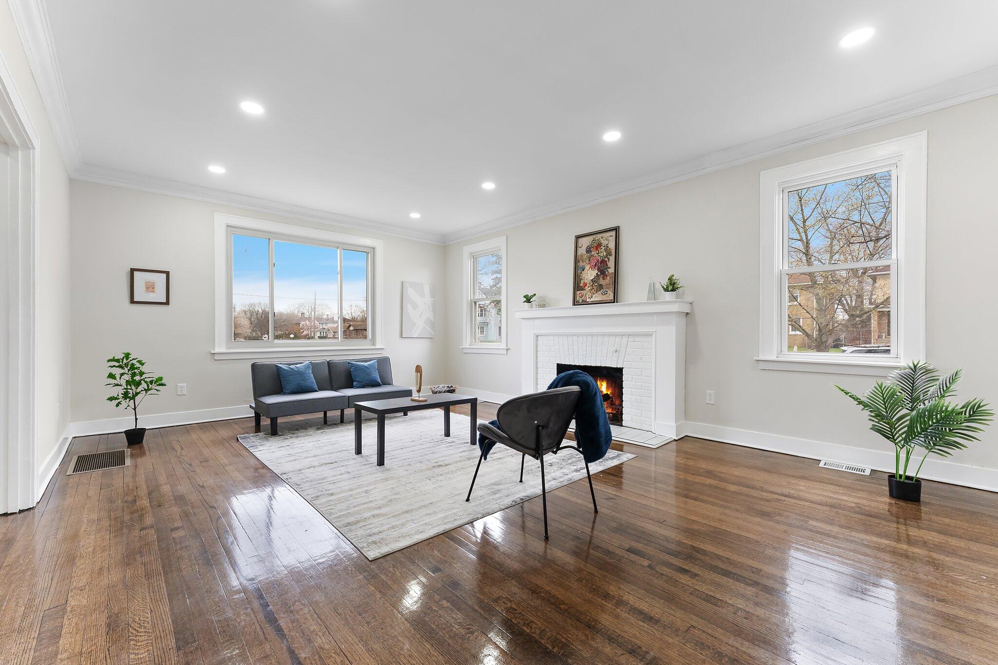 Gary, Indiana 46402, United States, 4 Bedrooms Bedrooms, ,3 BathroomsBathrooms,Residential,Pending,111325