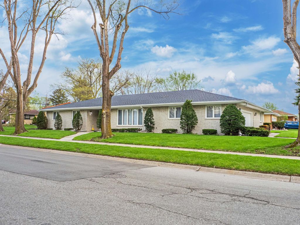 Photo of 5301 Delaware Street, Merrillville, IN 46410 (MLS # 837340)