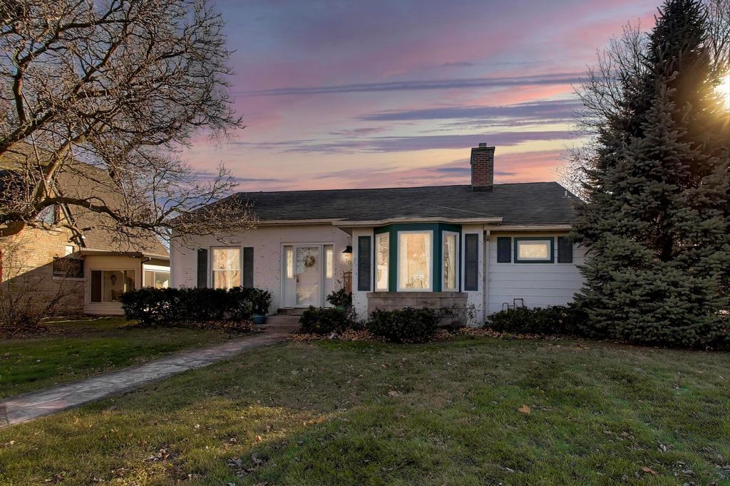 Photo of 108 Beverly Place, Munster, IN 46321 (MLS # 831325)