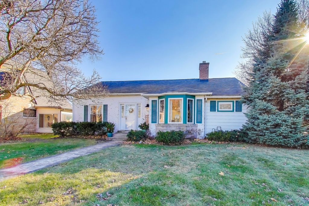 Photo of 108 Beverly Place, Munster, IN 46321 (MLS # 831325)