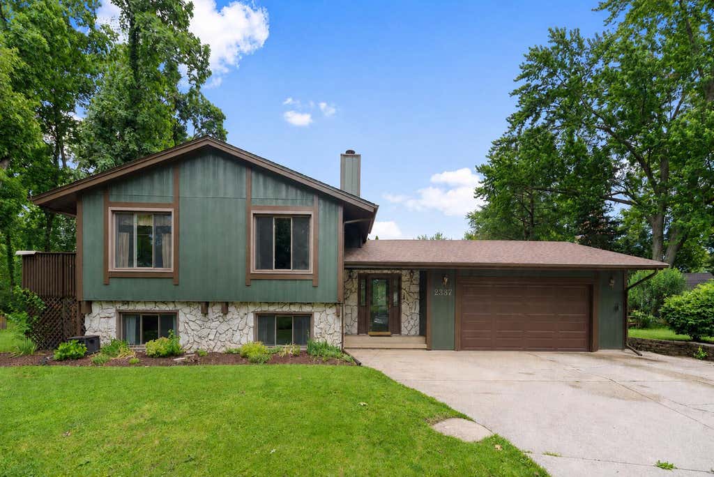 Photo of 2337 Four Seasons Parkway, Crown Point, IN 46307 (MLS # 841120)