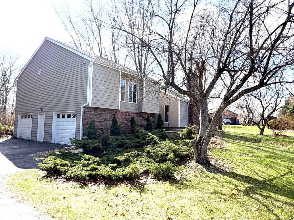 Photo of 1587 N Rustic Drive, La Porte, IN 46350 (MLS # 835914)