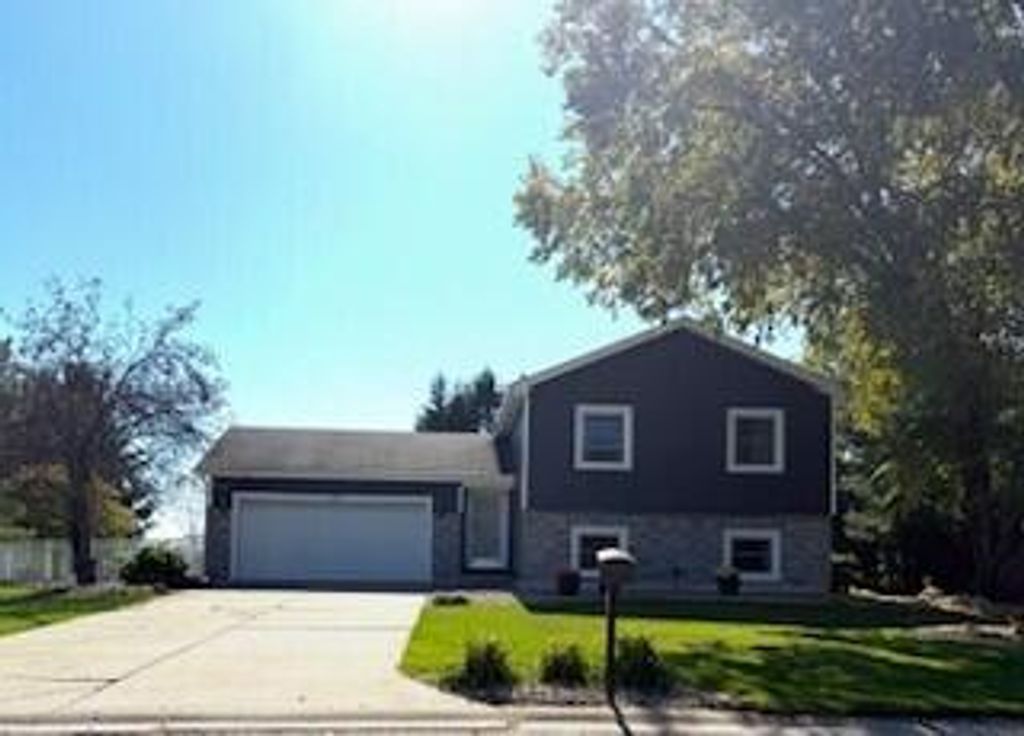 Photo of 1355 Gilleevan Drive, Valparaiso, IN 46385 (MLS # 832781)