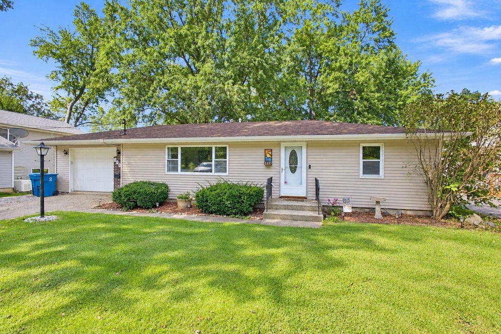 Photo of 117 Prairie Street, Lowell, IN 46356 (MLS # 845106)