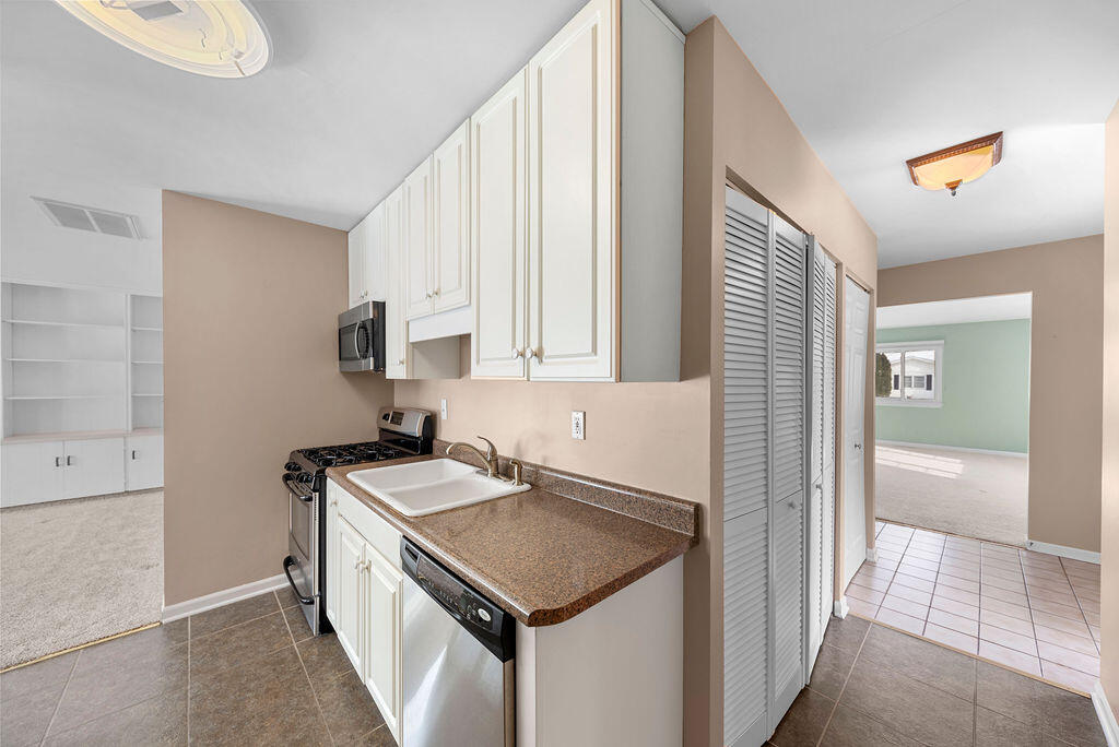 Crown Point, Indiana 46307, United States, 3 Bedrooms Bedrooms, ,2 BathroomsBathrooms,Residential,Pending,77306