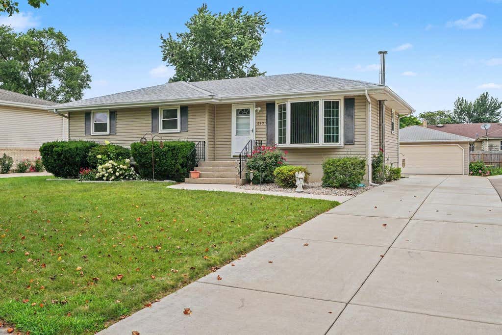 Photo of 640 Julie Drive, Schererville, IN 46375 (MLS # 843316)