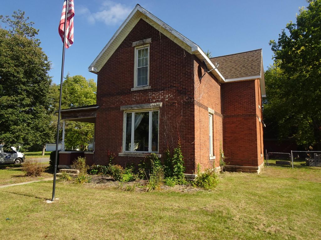Photo of 302 S Main Street, Knox, IN 46534 (MLS # 829378)