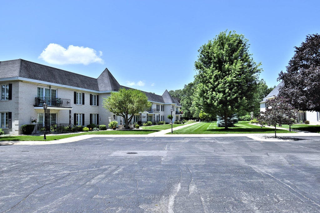 Photo of 2288 Bordeaux Walk #D1, Highland, IN 46322 (MLS # 841779)