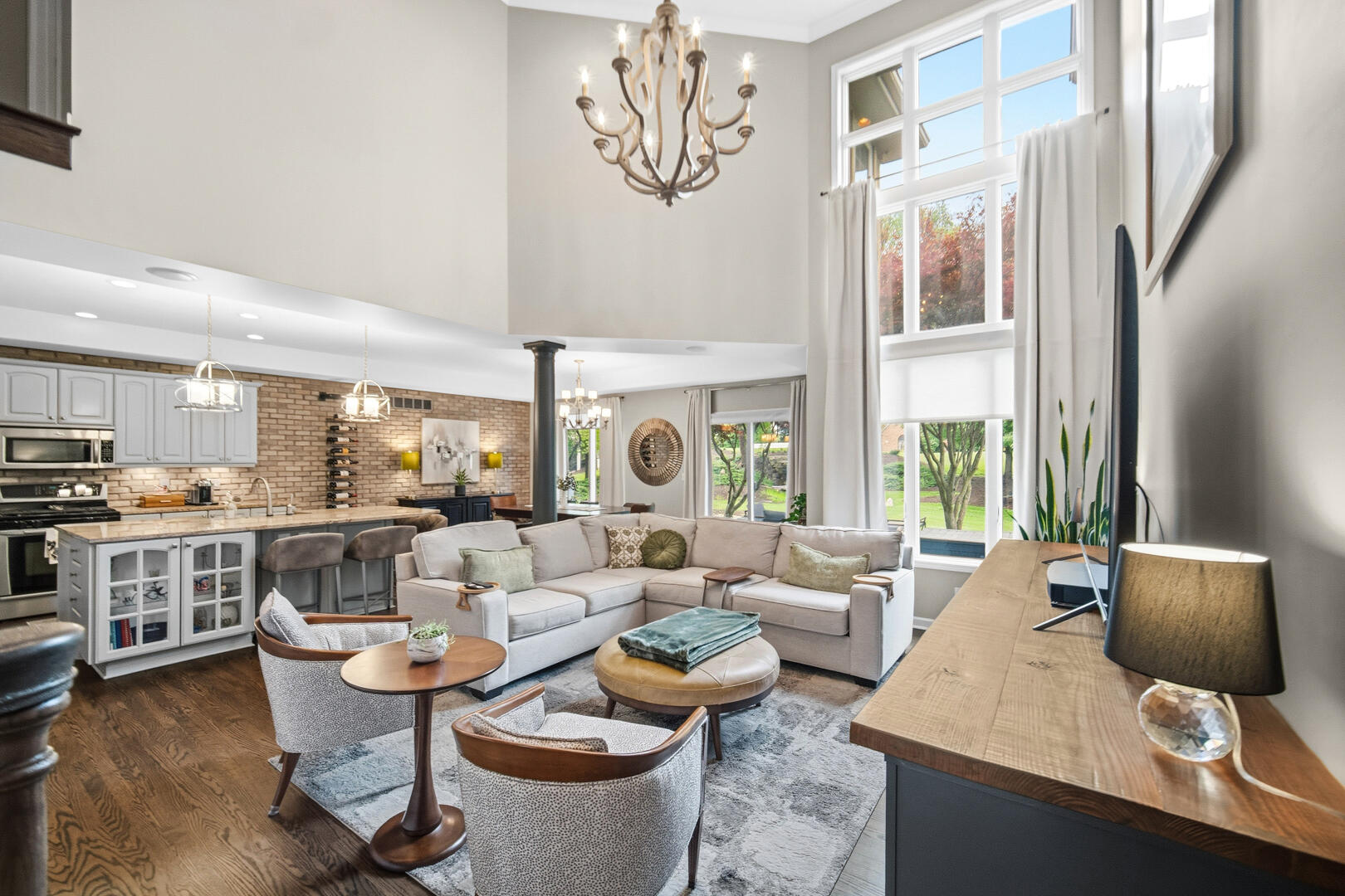 1077 Mission Hills Court