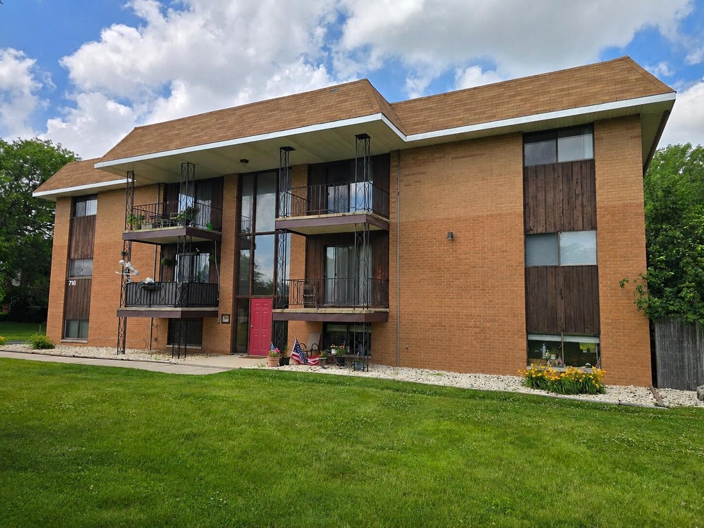 Photo of 716 Moraine Trace #10, Schererville, IN 46375 (MLS # 840505)