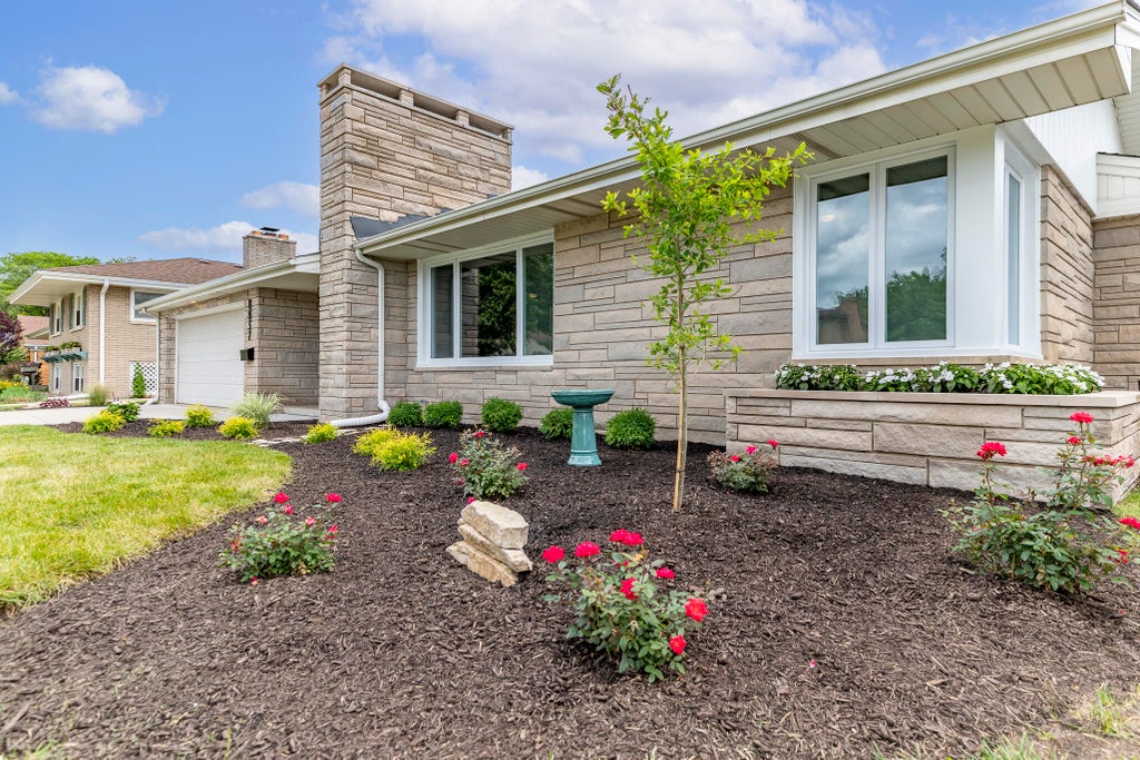 Photo of 8837 Parkway Drive, Highland, IN 46322 (MLS # 840565)