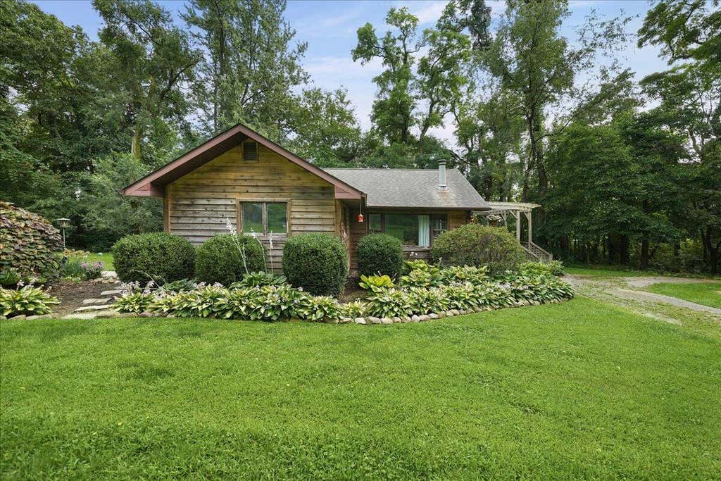 Photo of 23 E 600 N, Valparaiso, IN 46383 (MLS # 843634)